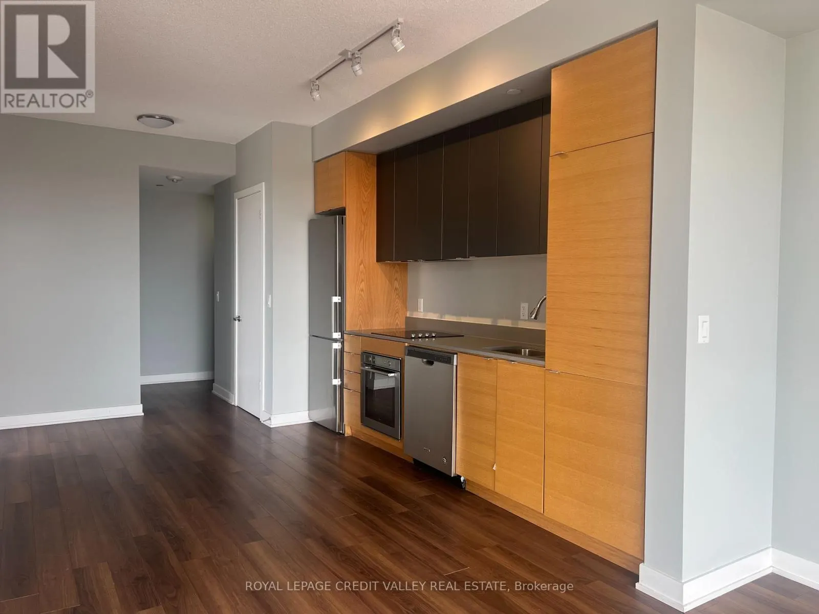 D416 - 5220 DUNDAS STREET