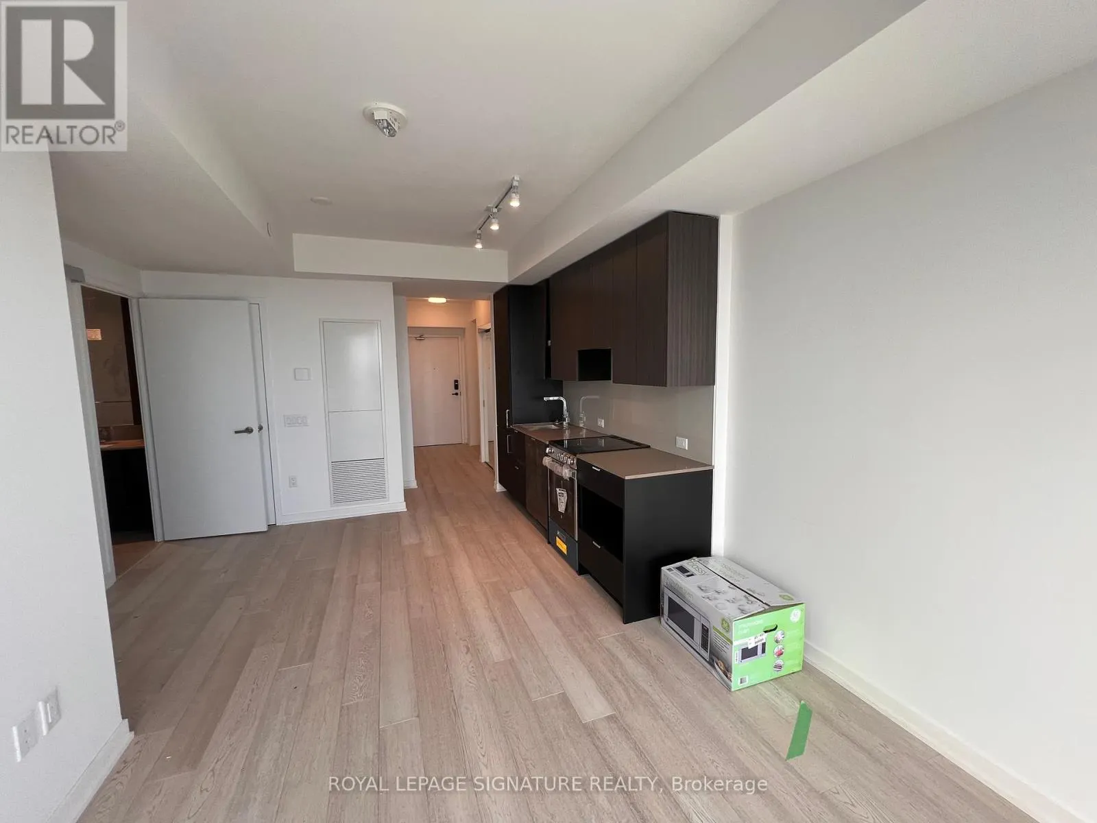 4208 - 3883 QUARTZ ROAD SE