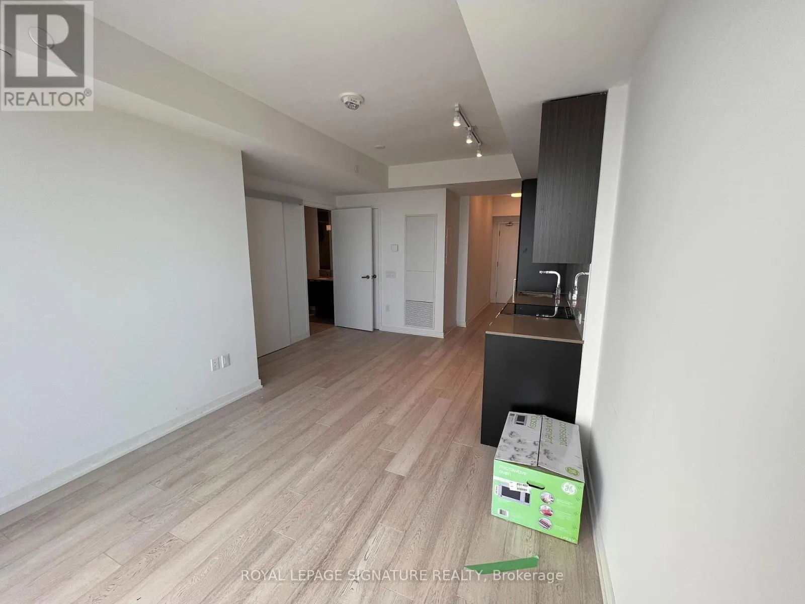 4208 - 3883 QUARTZ ROAD SE