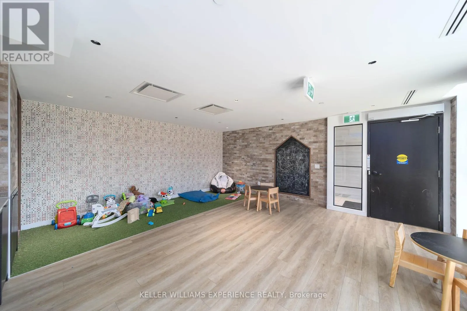 118 - 2300 ST CLAIR AVENUE W