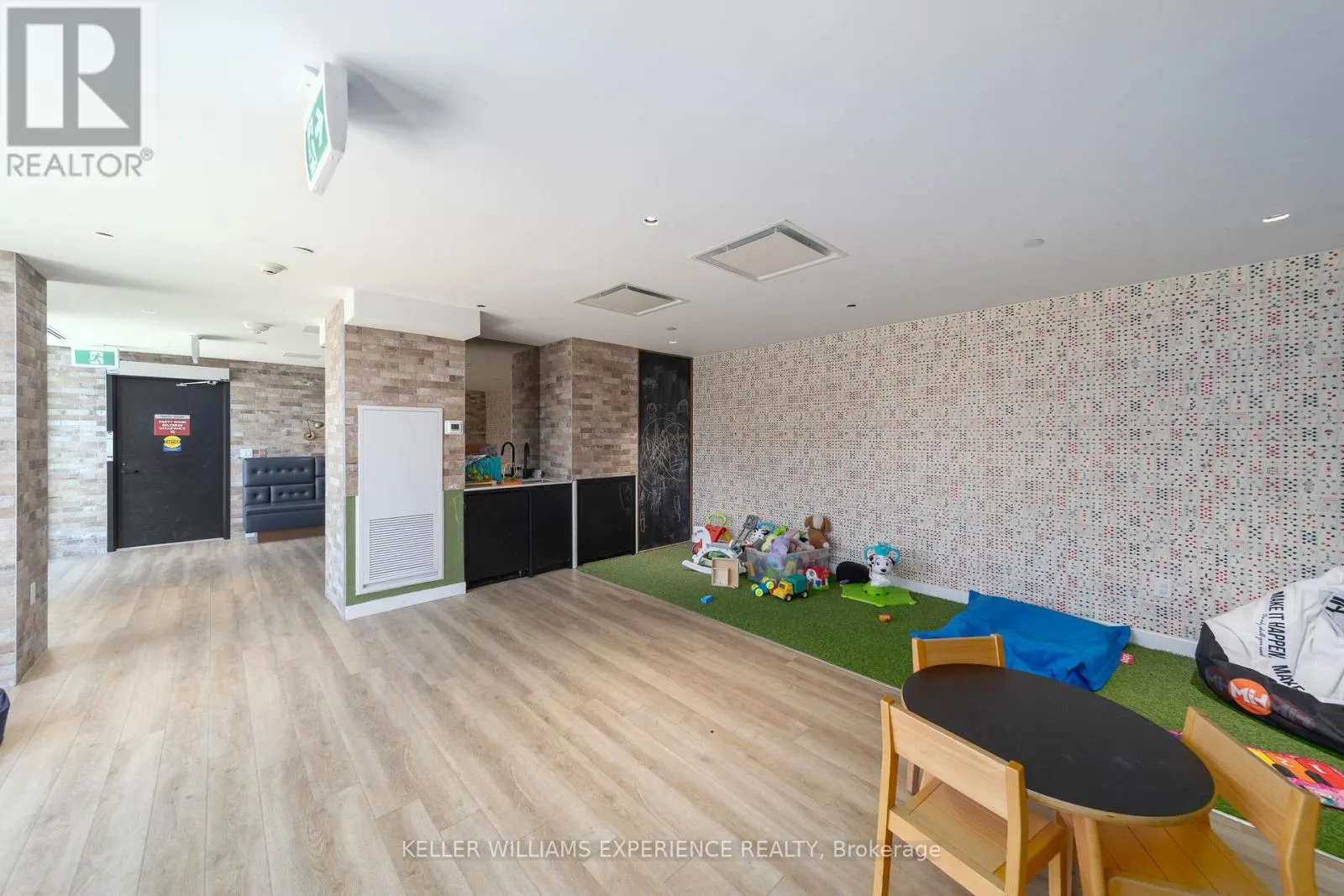 118 - 2300 ST CLAIR AVENUE W