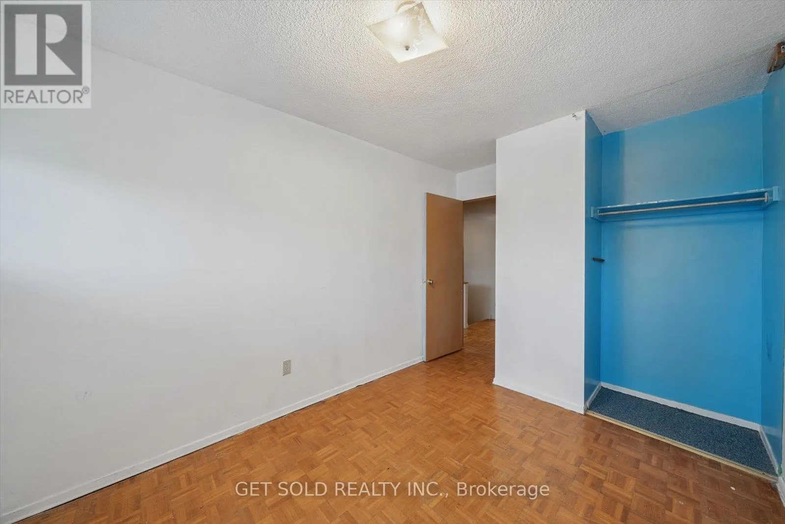301 - 2121 ROCHE COURT
