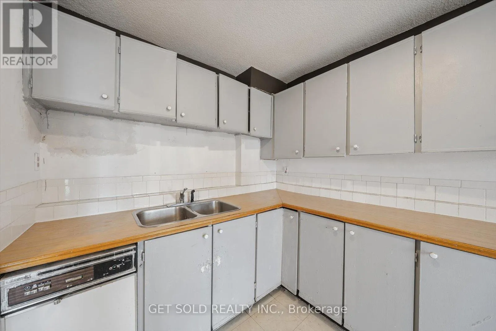 301 - 2121 ROCHE COURT