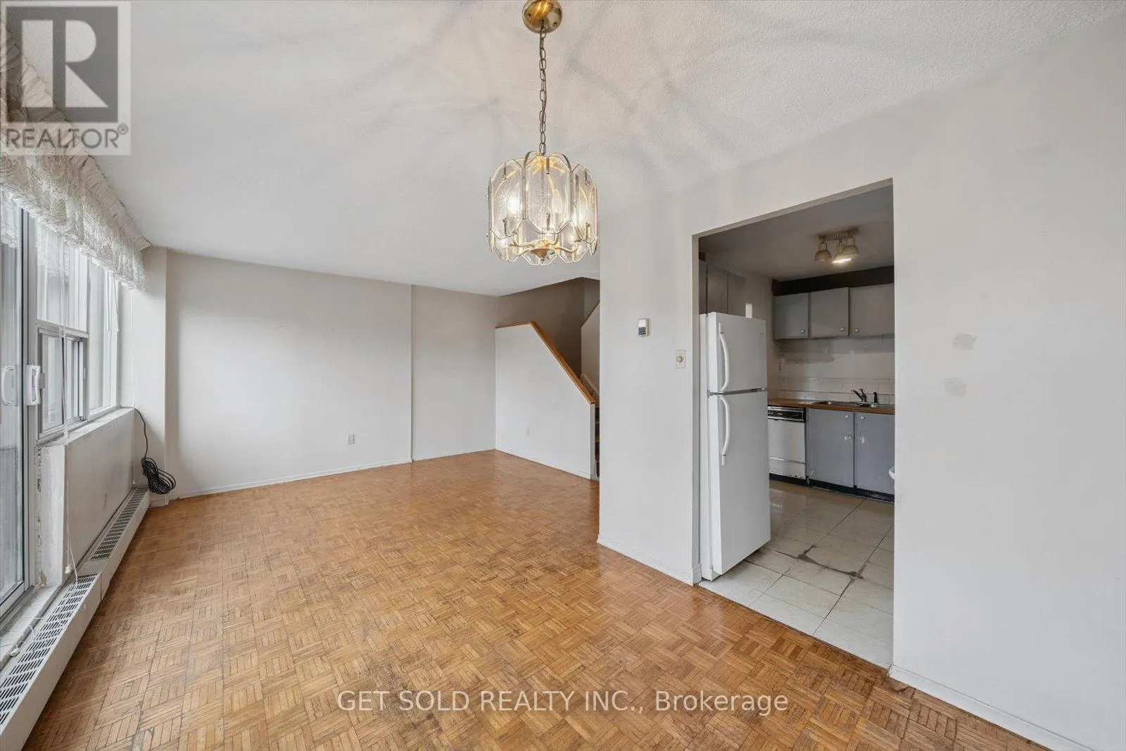 301 - 2121 ROCHE COURT