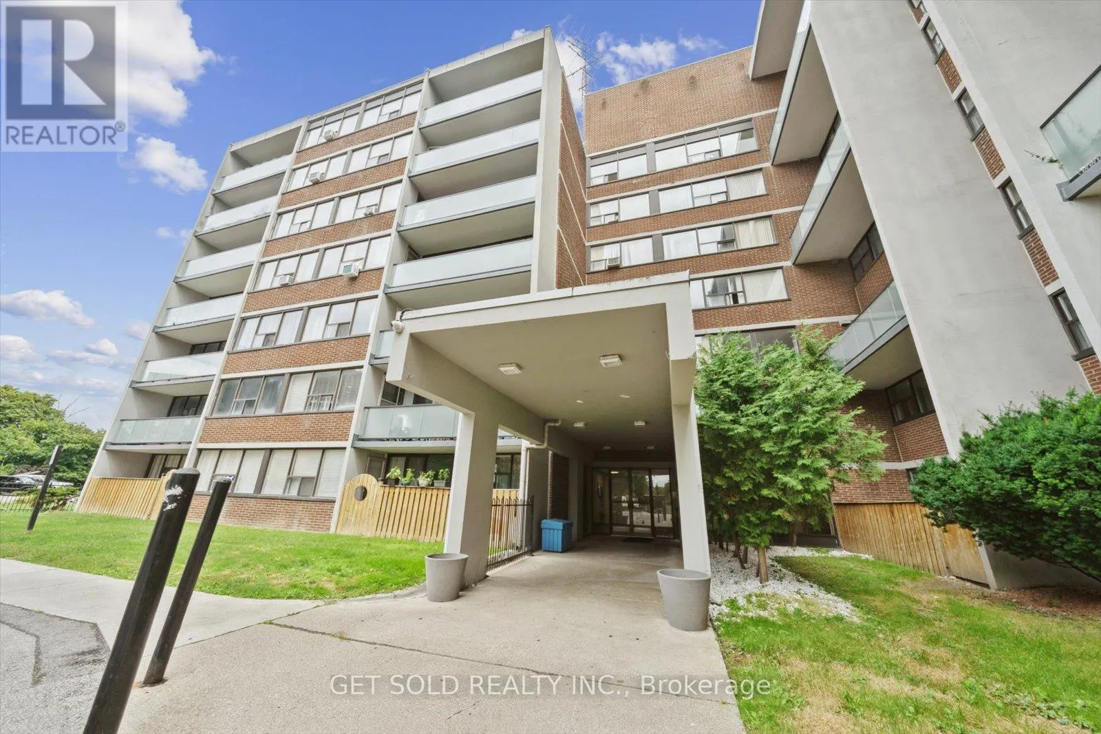301 - 2121 ROCHE COURT