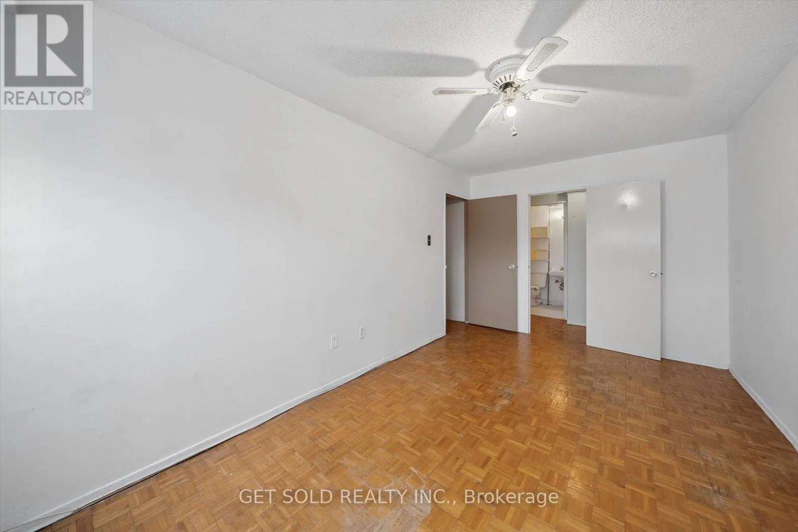 301 - 2121 ROCHE COURT