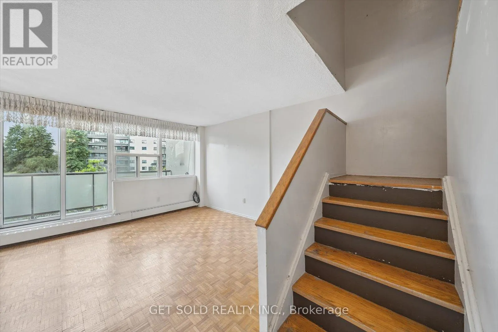 301 - 2121 ROCHE COURT
