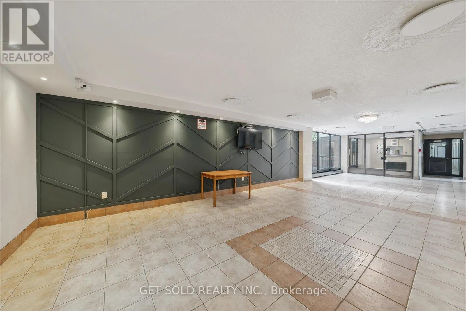 301 - 2121 ROCHE COURT