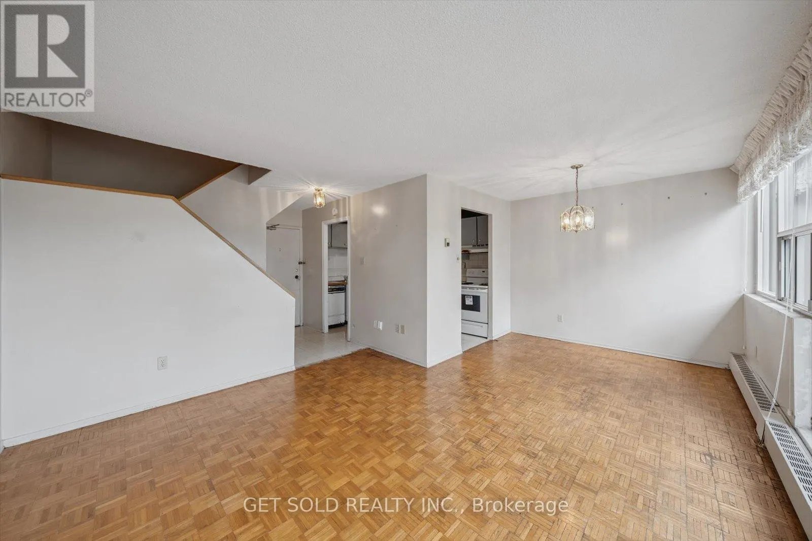 301 - 2121 ROCHE COURT