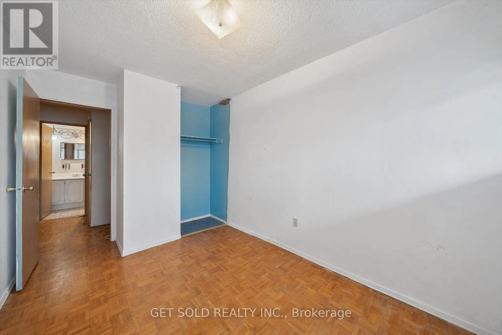 301 - 2121 ROCHE COURT