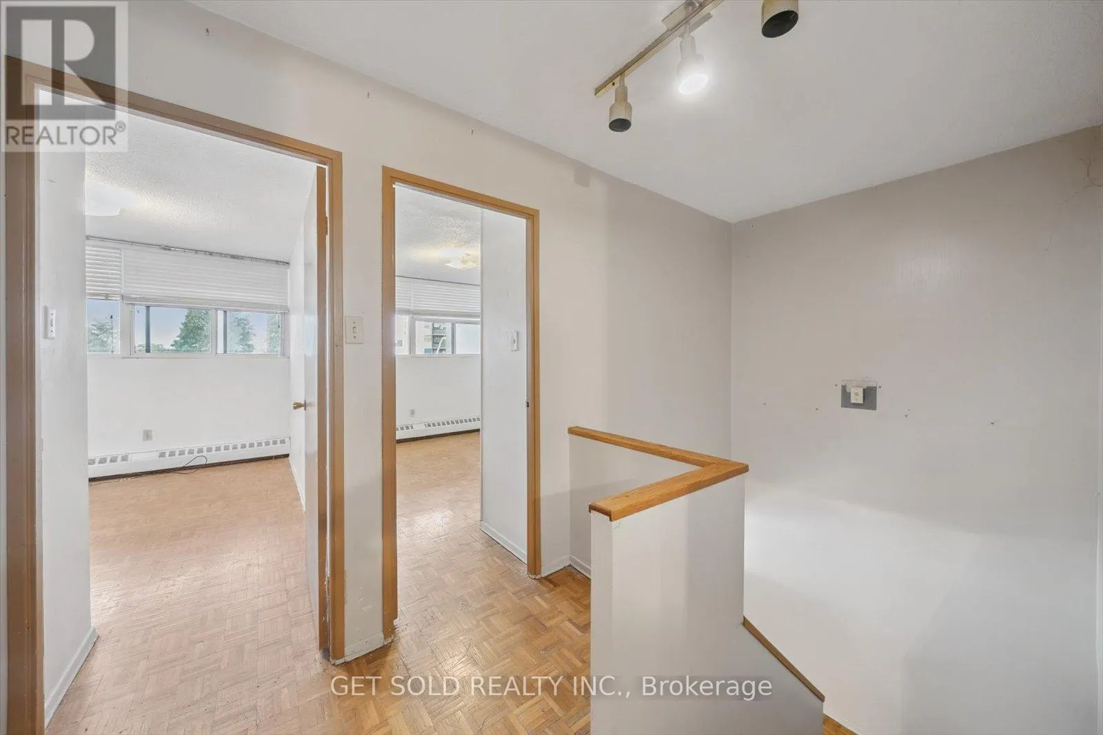 301 - 2121 ROCHE COURT