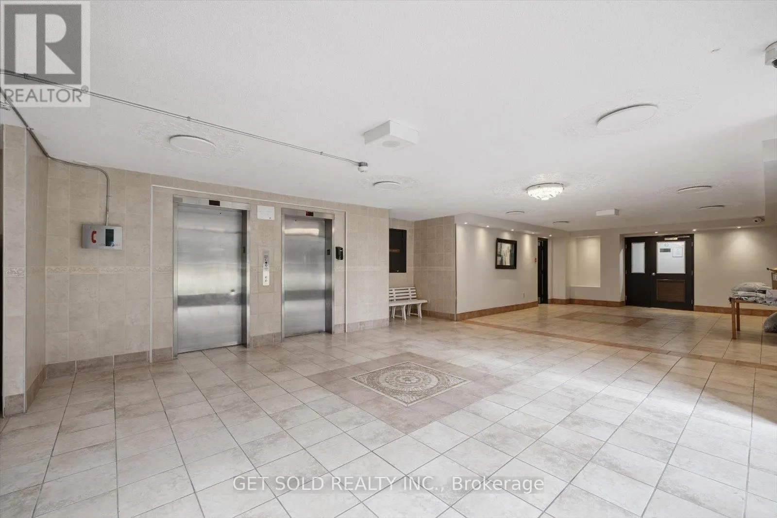 301 - 2121 ROCHE COURT
