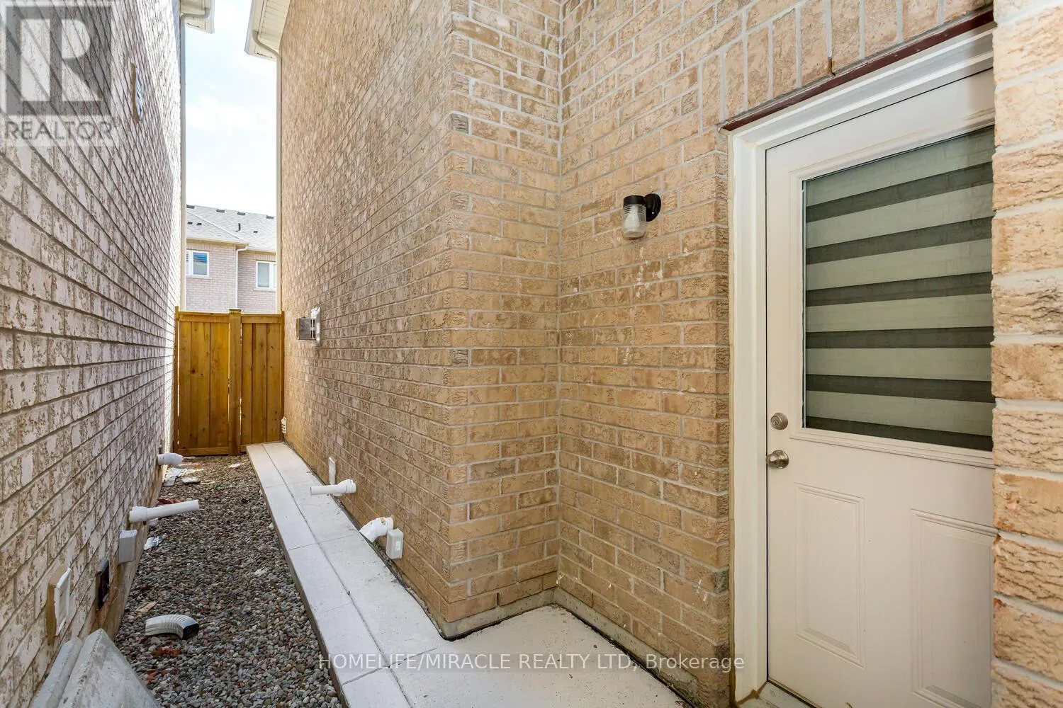 10 ELVERTON CRESCENT