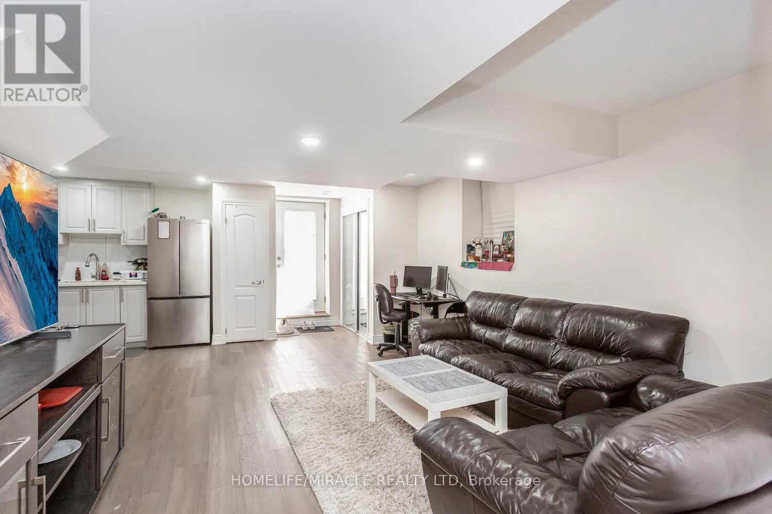10 ELVERTON CRESCENT