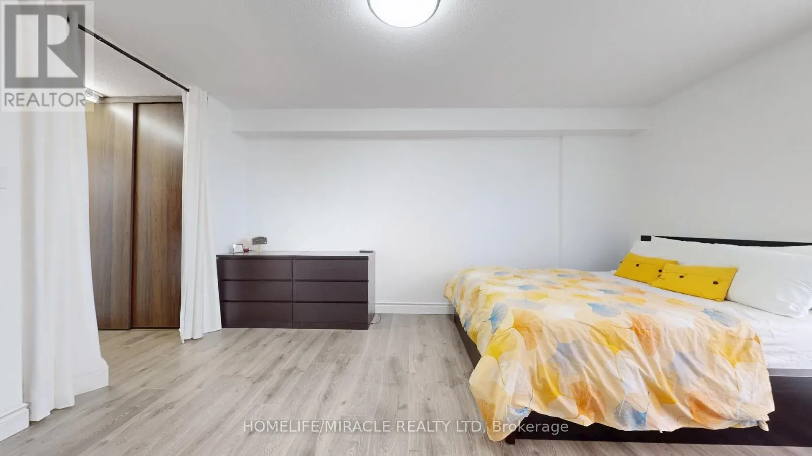 1112 - 15 KENSINGTON ROAD