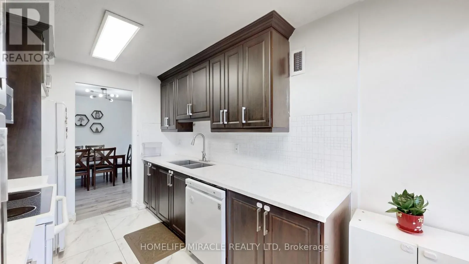 1112 - 15 KENSINGTON ROAD