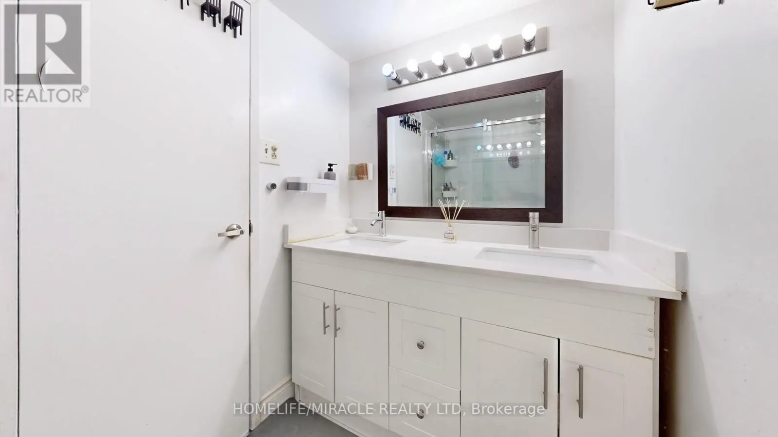 1112 - 15 KENSINGTON ROAD