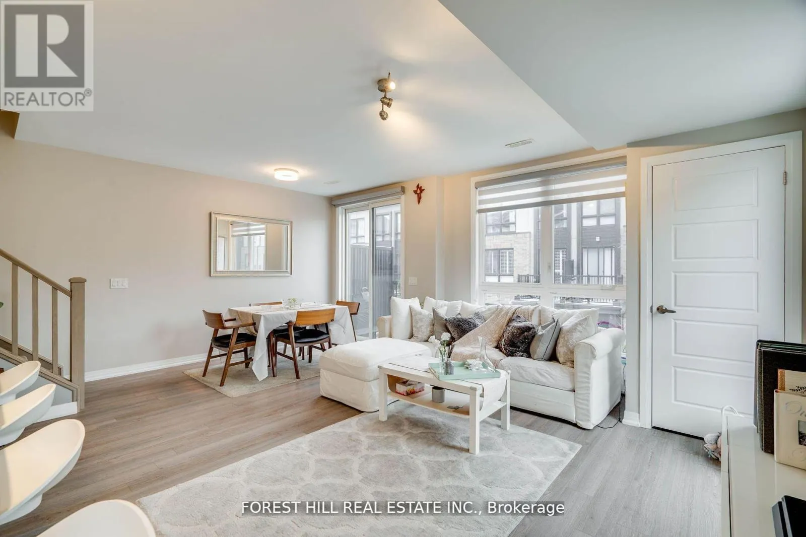 208 - 1210 MAIN STREET E