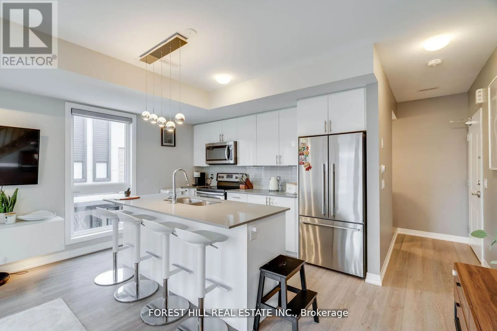 208 - 1210 MAIN STREET E