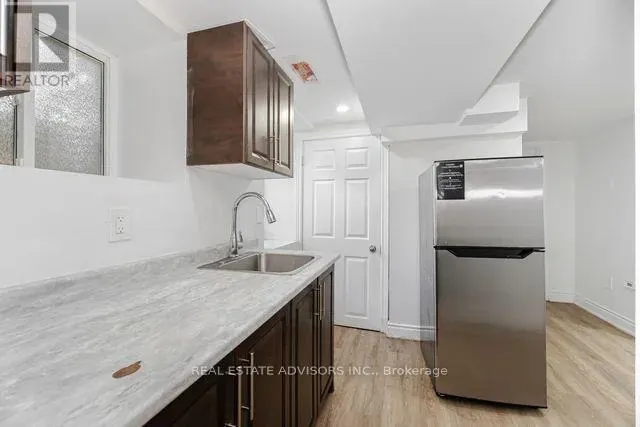 4 PARKEND AVENUE