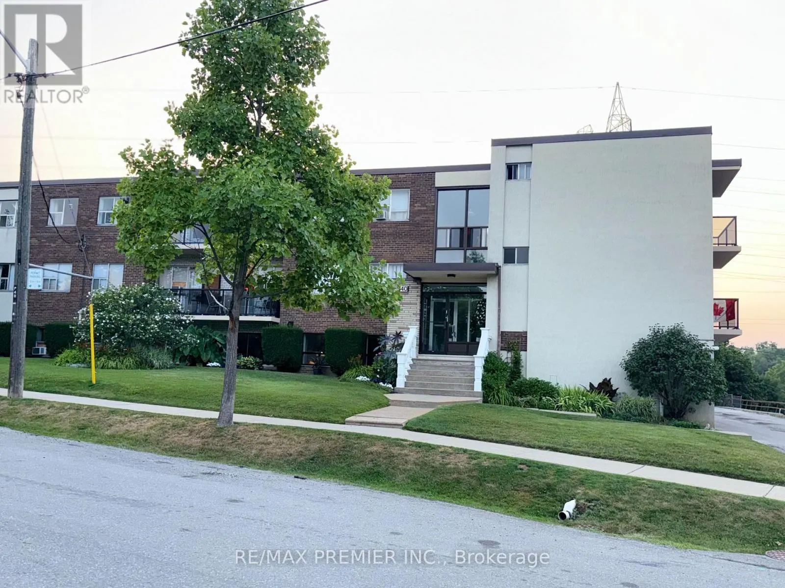 2 - 40 TORBOLTON DRIVE