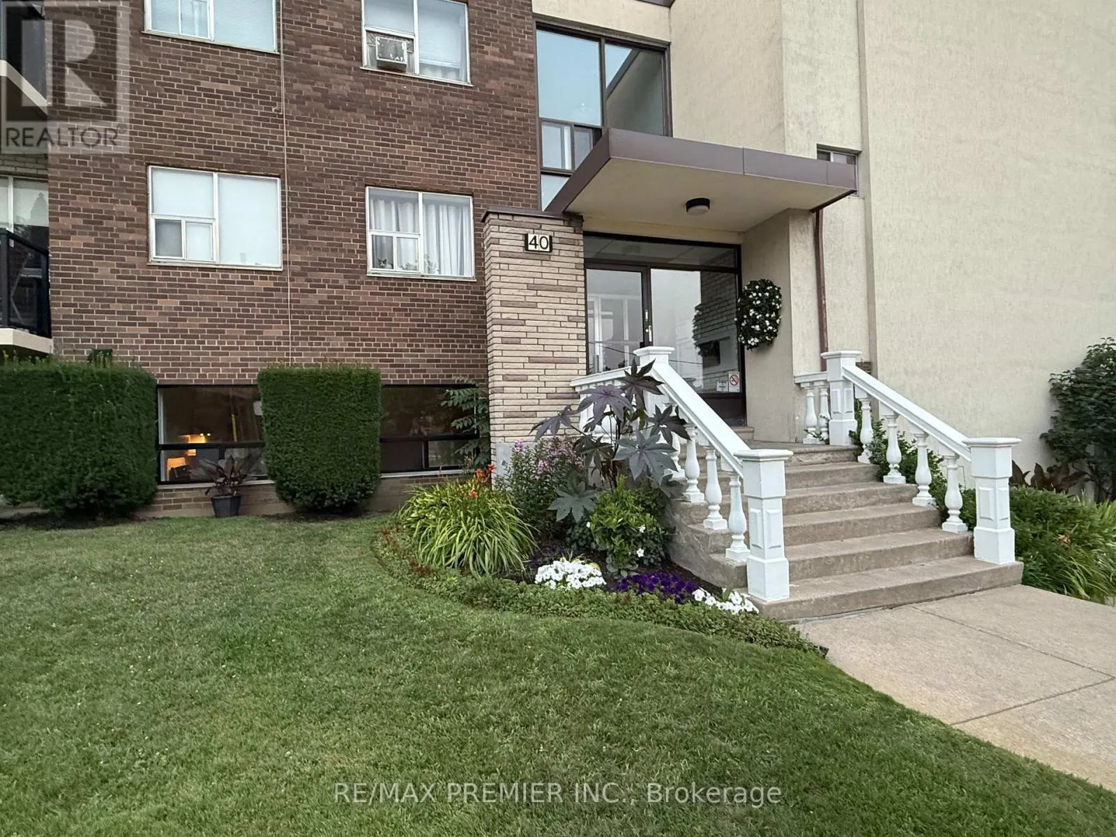 2 - 40 TORBOLTON DRIVE