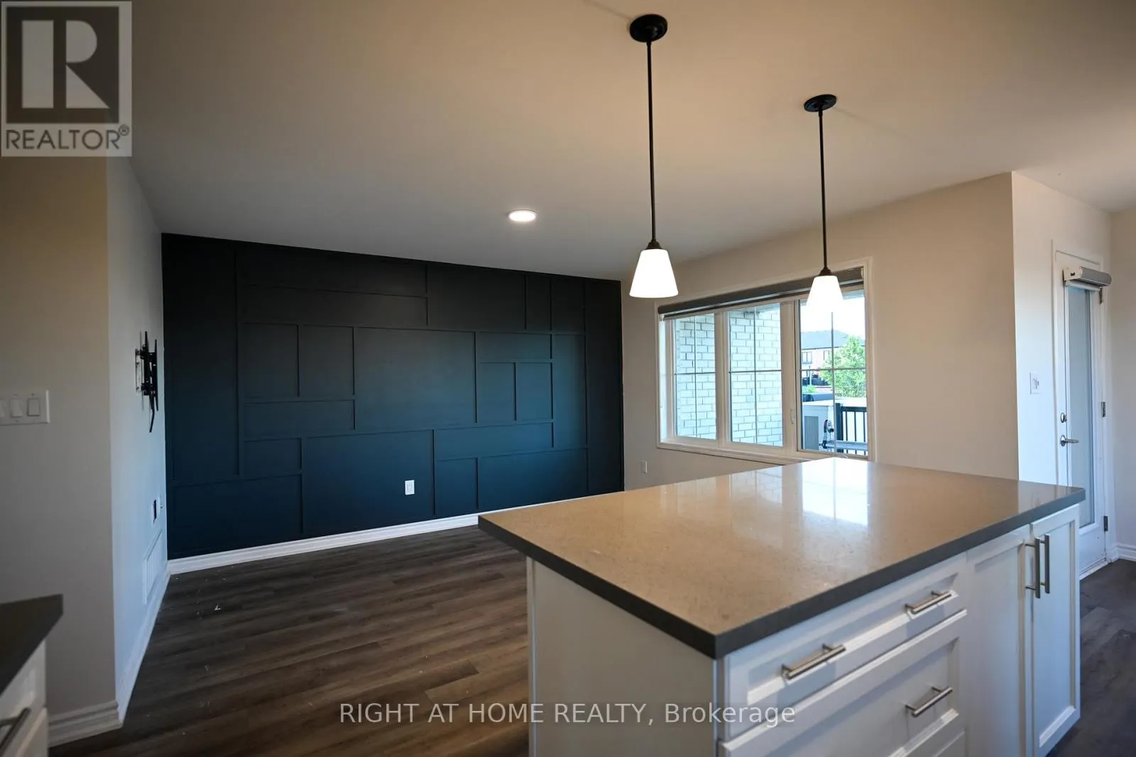 8 - 980 LOGAN DRIVE