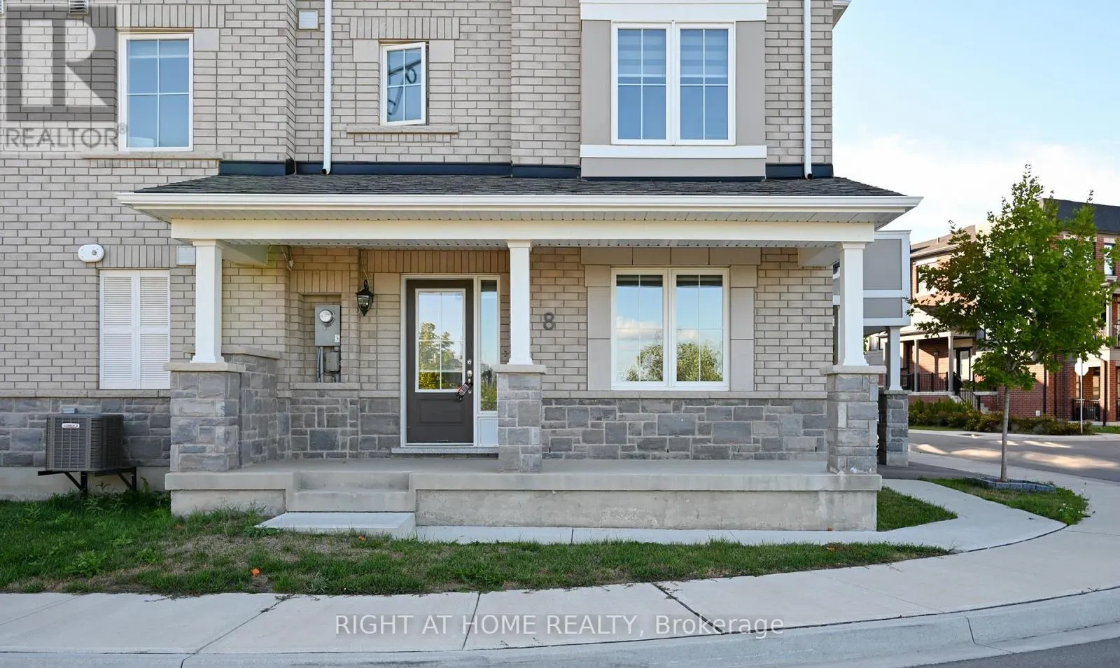 8 - 980 LOGAN DRIVE