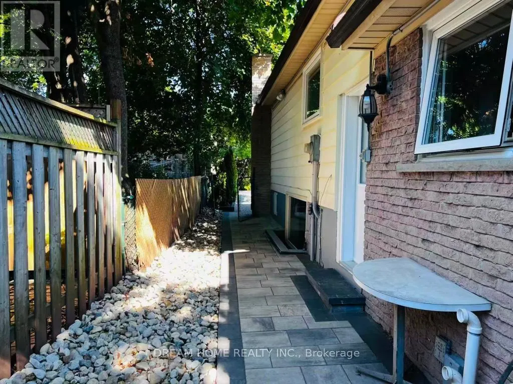 LOWER - 367 YALE CRESCENT