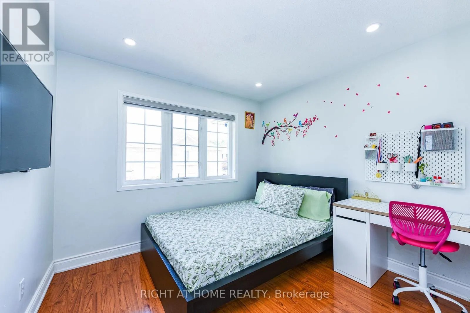 3 - 1551 REEVES GATE