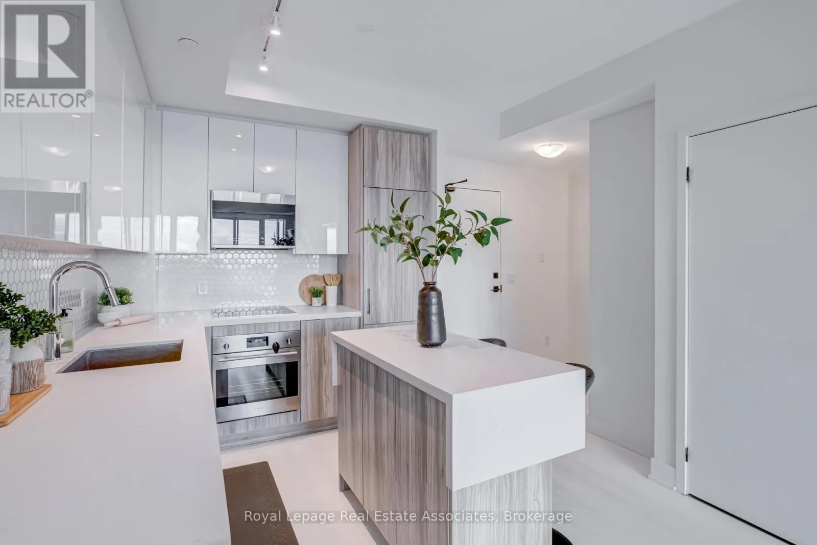 607 - 2481 TAUNTON ROAD