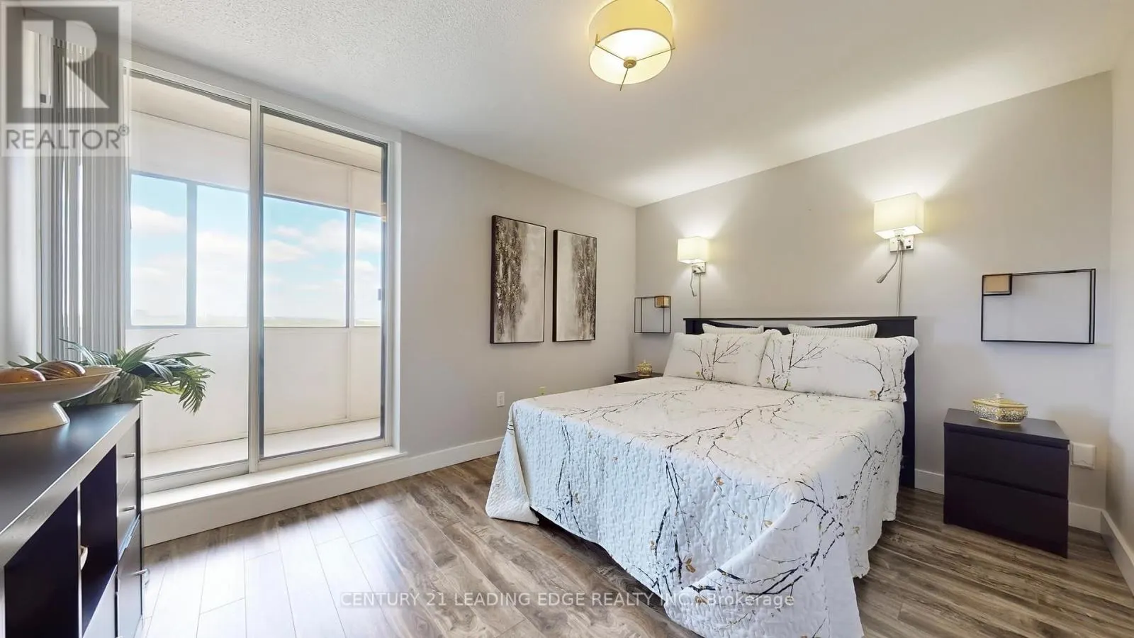 1611 - 3845 LAKE SHORE BOULEVARD W