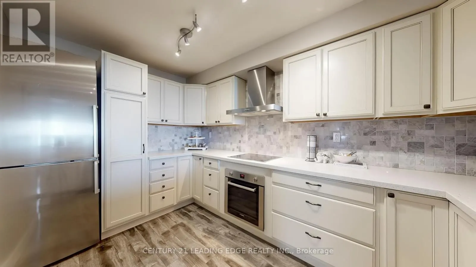 1611 - 3845 LAKE SHORE BOULEVARD W