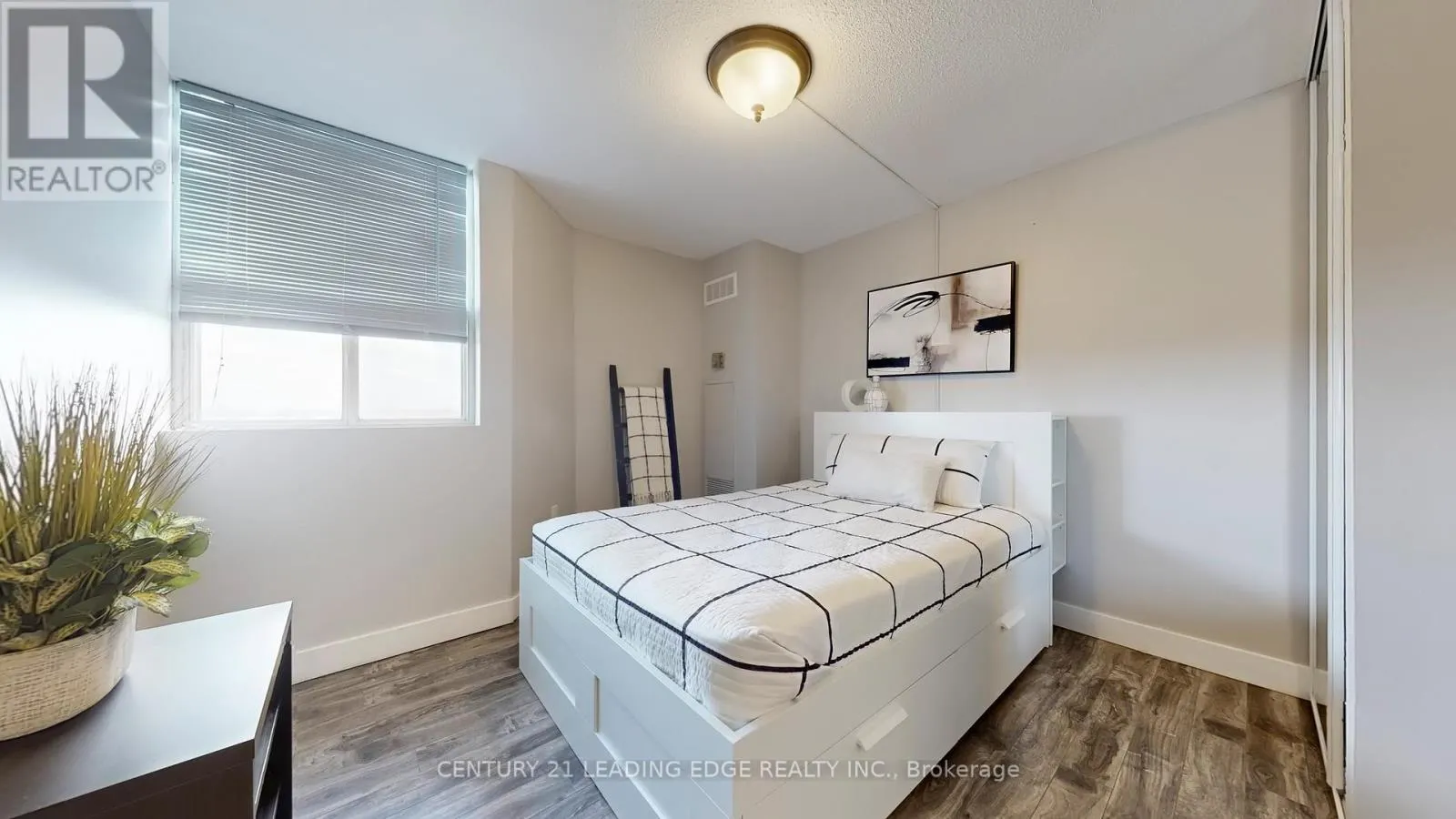 1611 - 3845 LAKE SHORE BOULEVARD W