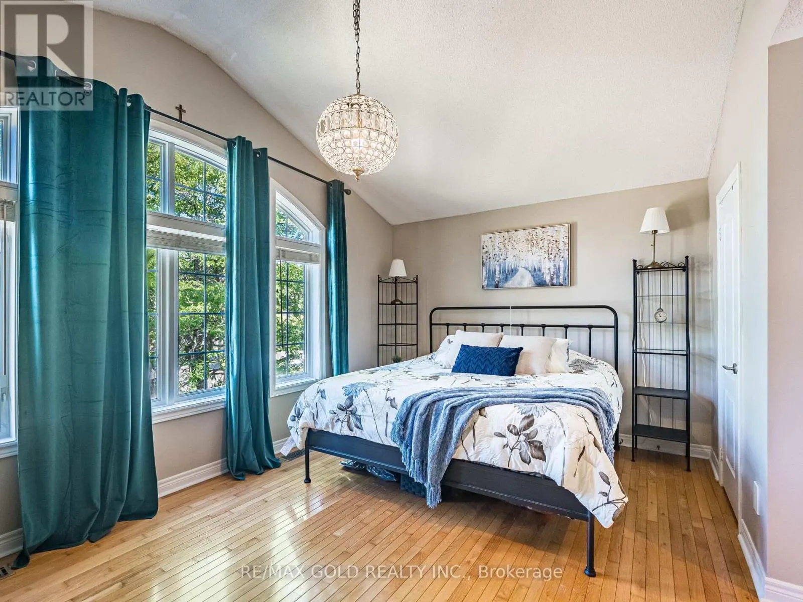 12 TWIN WILLOW CRESCENT