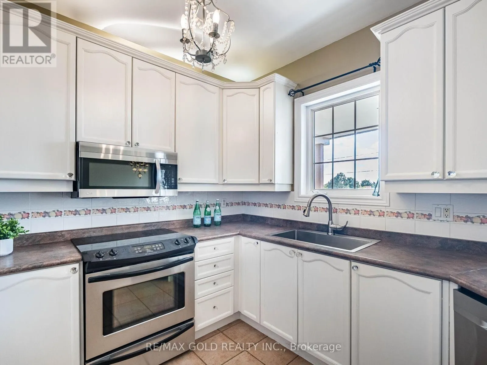 12 TWIN WILLOW CRESCENT