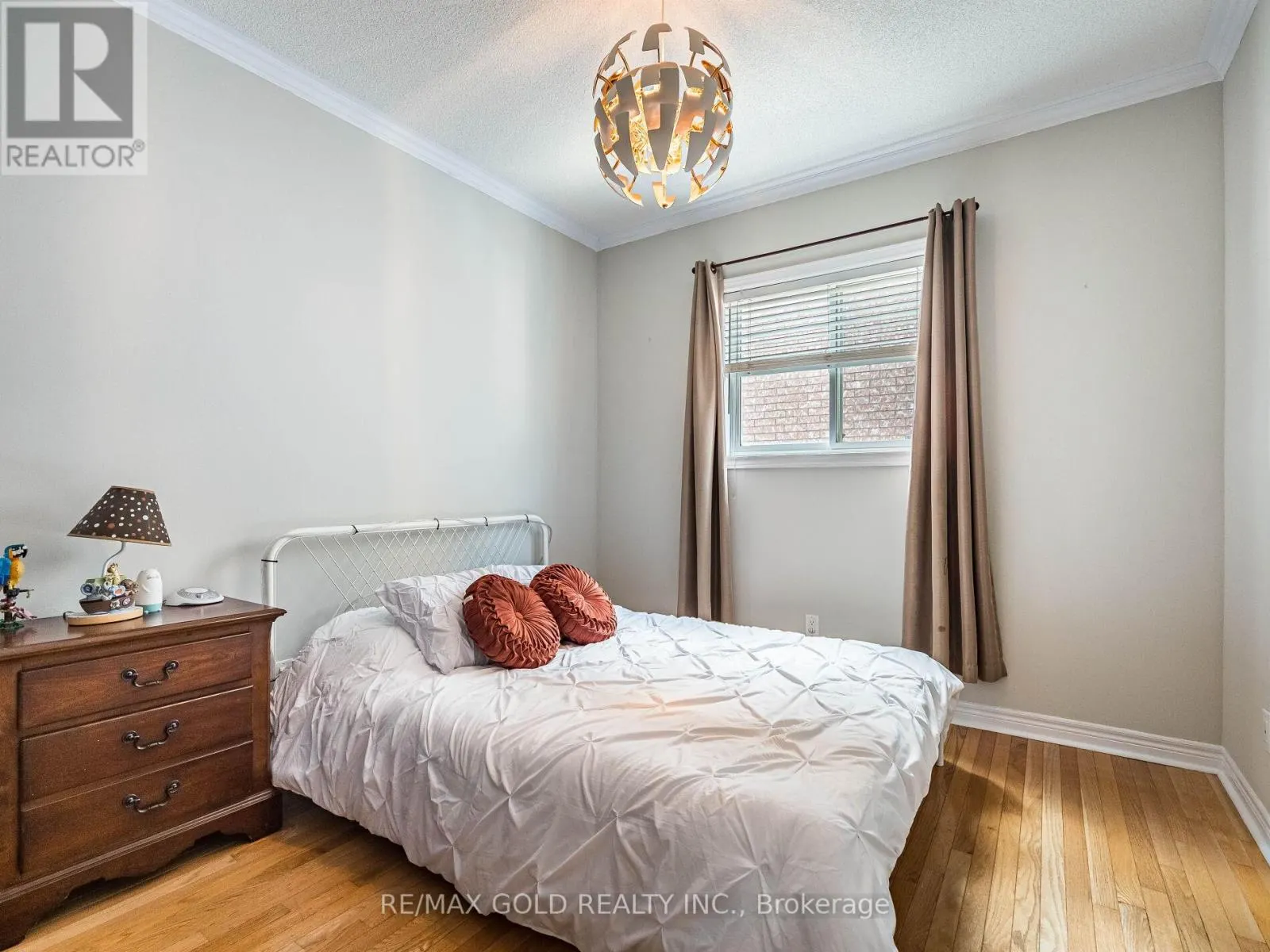 12 TWIN WILLOW CRESCENT