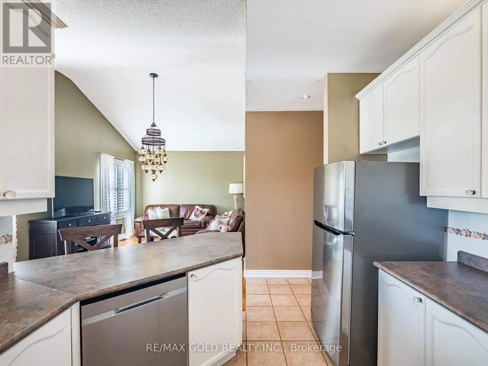 12 TWIN WILLOW CRESCENT
