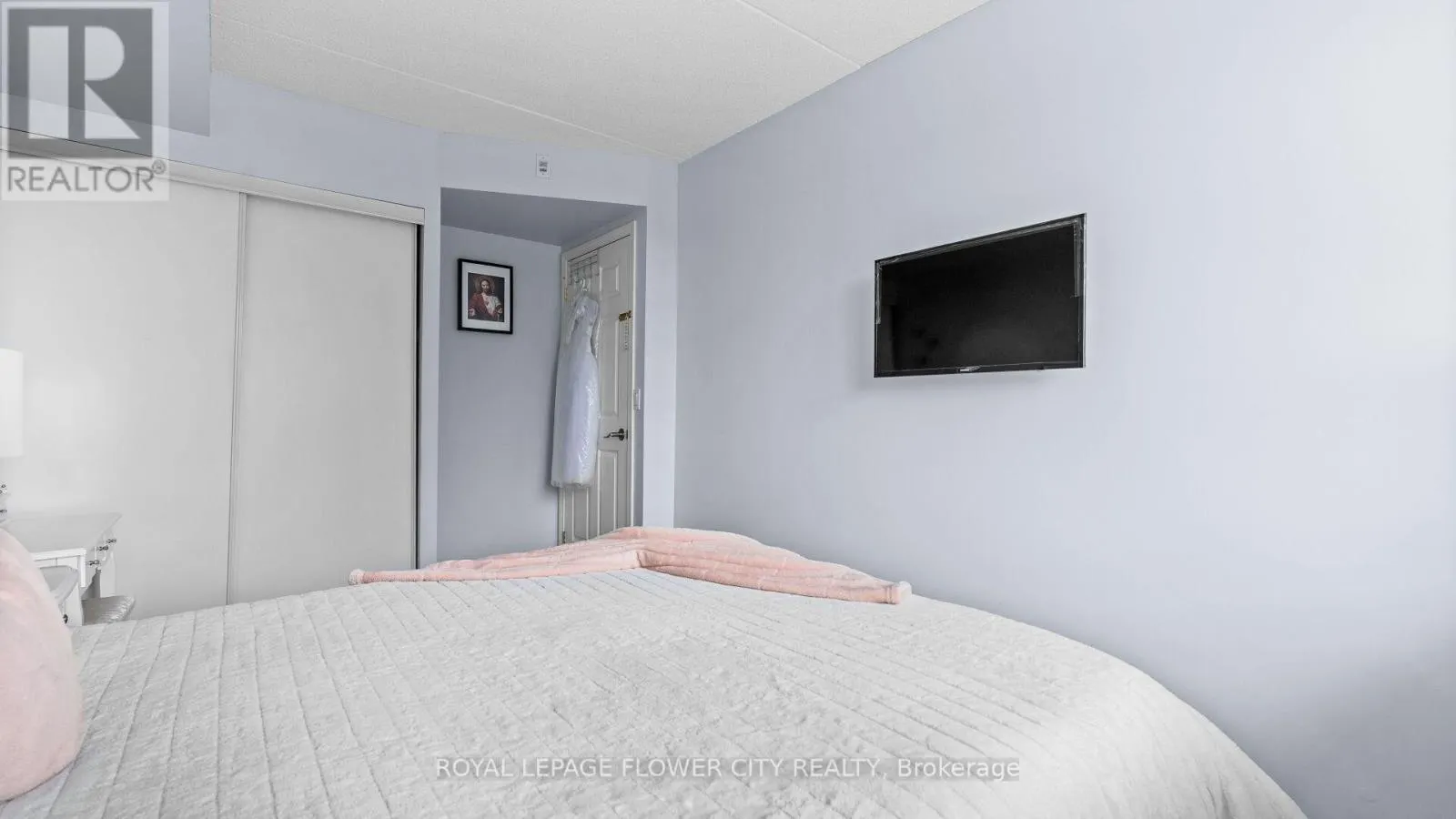 204 - 25 VIA ROSEDALE