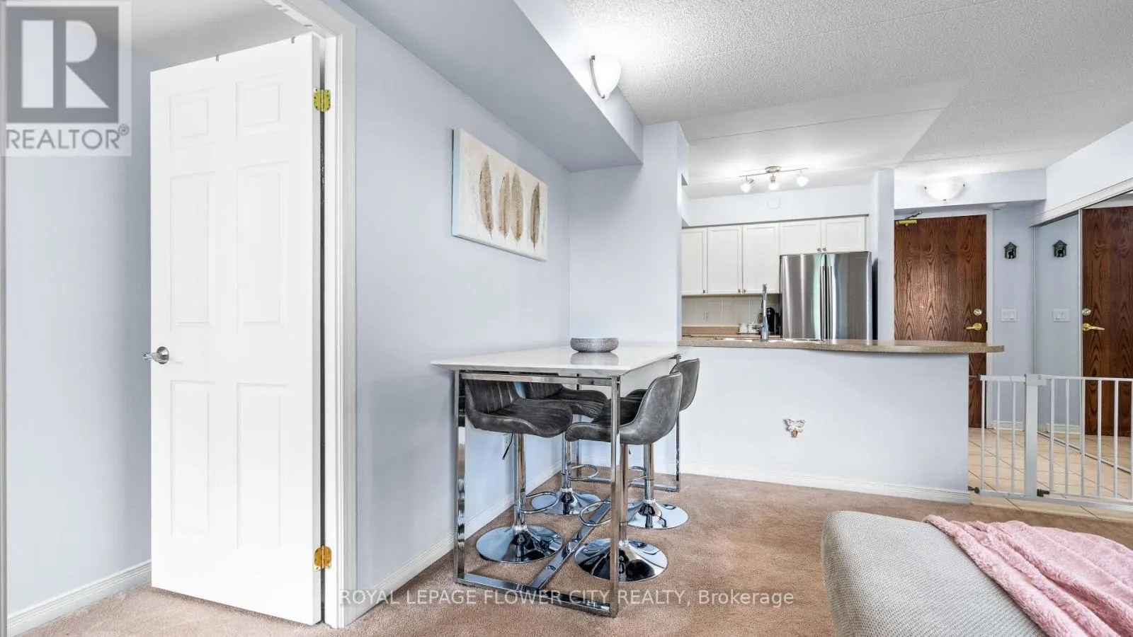 204 - 25 VIA ROSEDALE