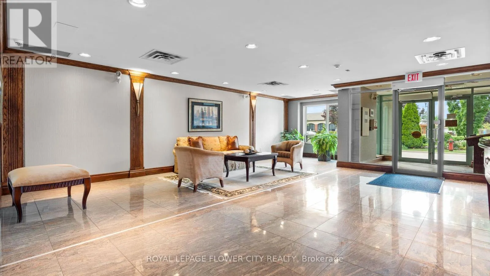 204 - 25 VIA ROSEDALE