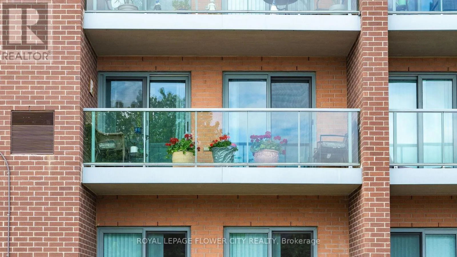 204 - 25 VIA ROSEDALE