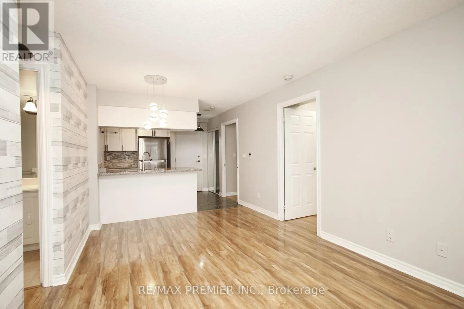 1422 - 3888 DUKE OF YORK BOULEVARD