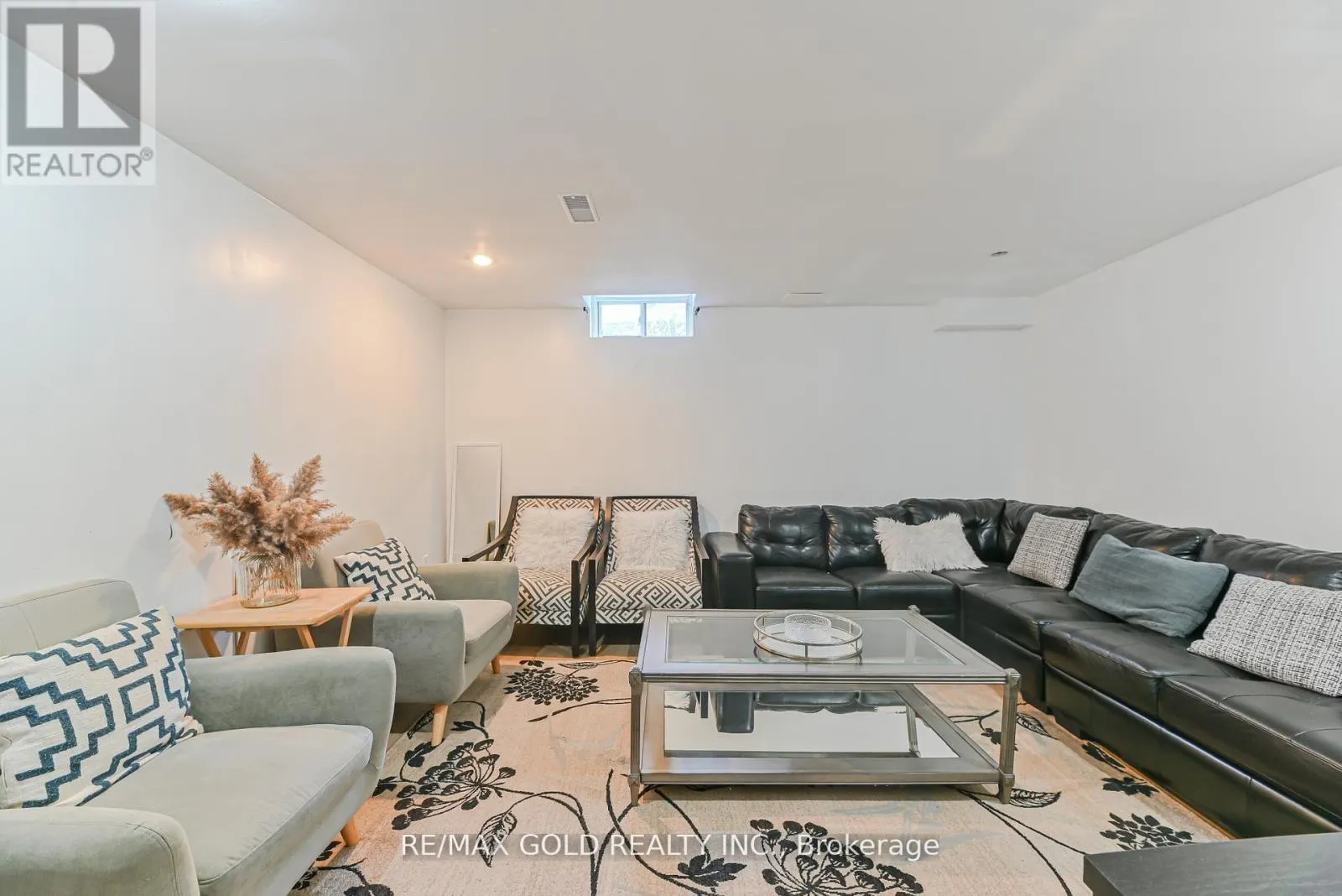 28 PLUM HOLLOW COURT