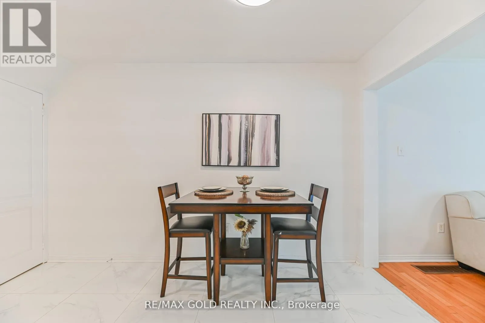 28 PLUM HOLLOW COURT