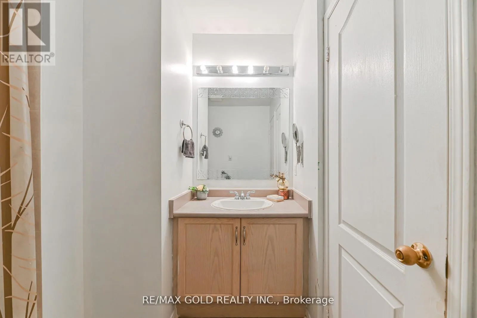 28 PLUM HOLLOW COURT