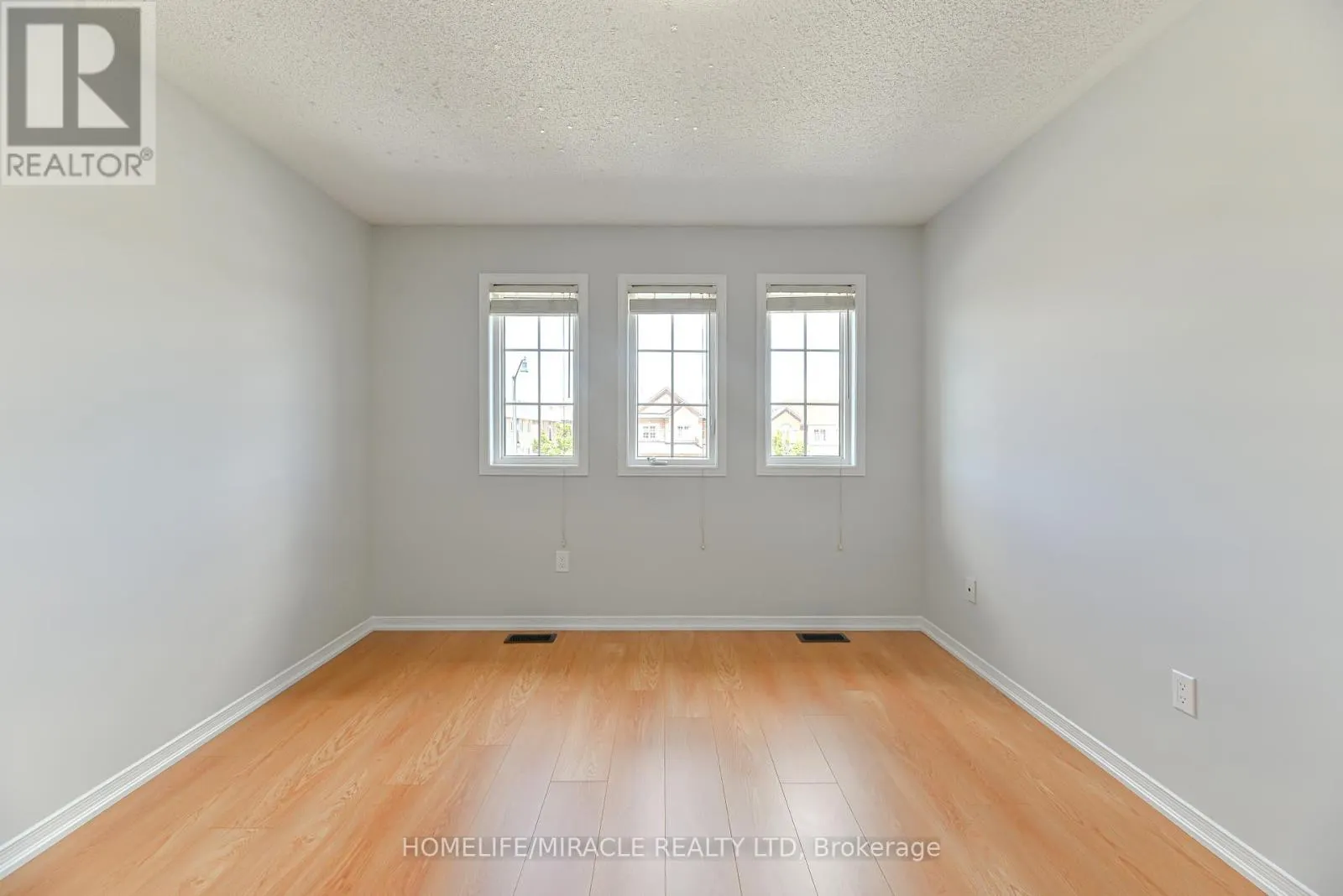 102 DELPORT CLOSE