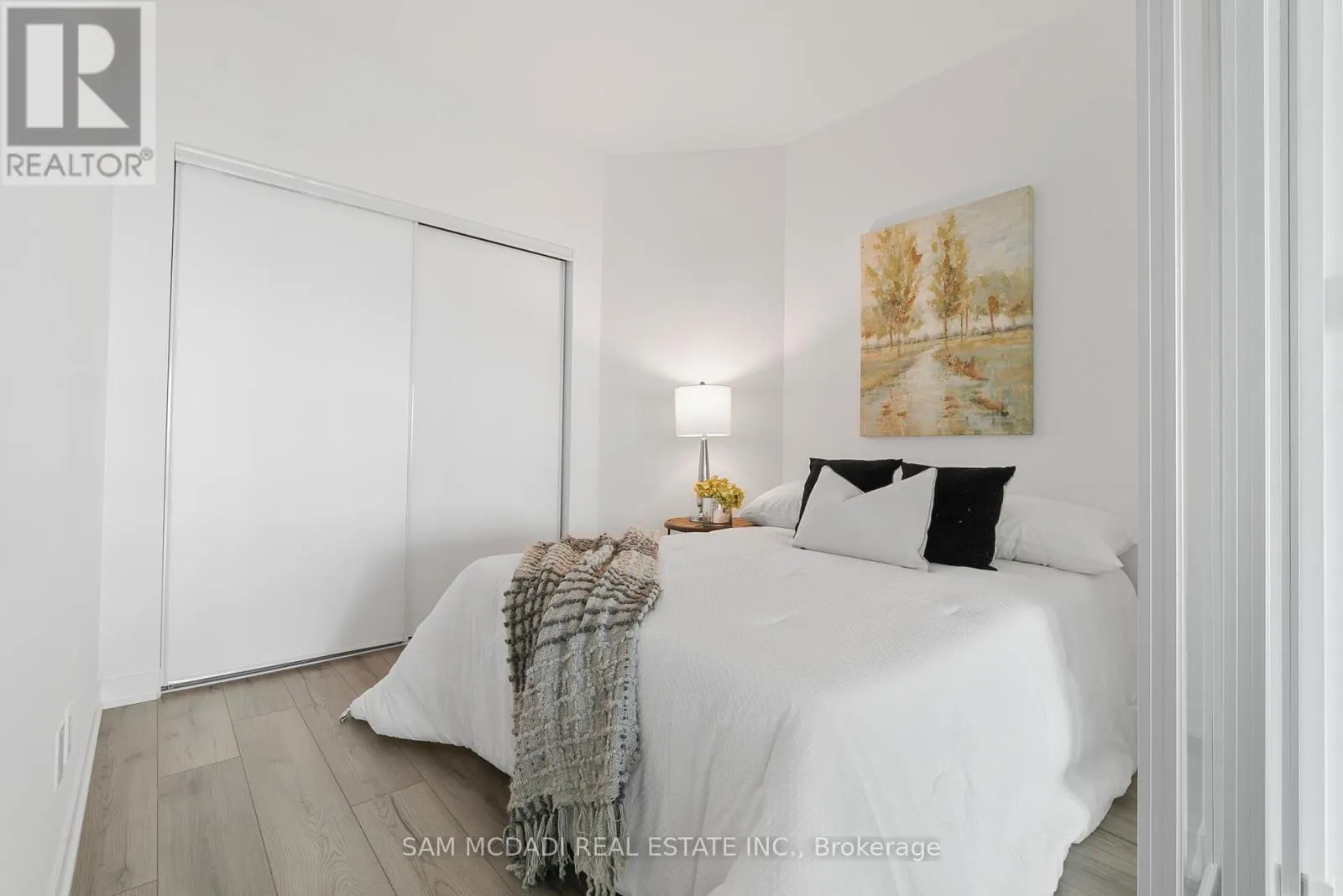 722 - 405 DUNDAS STREET W