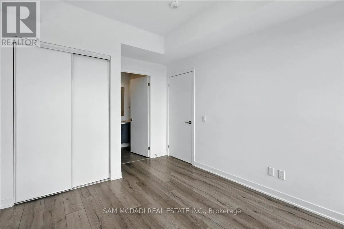 722 - 405 DUNDAS STREET W