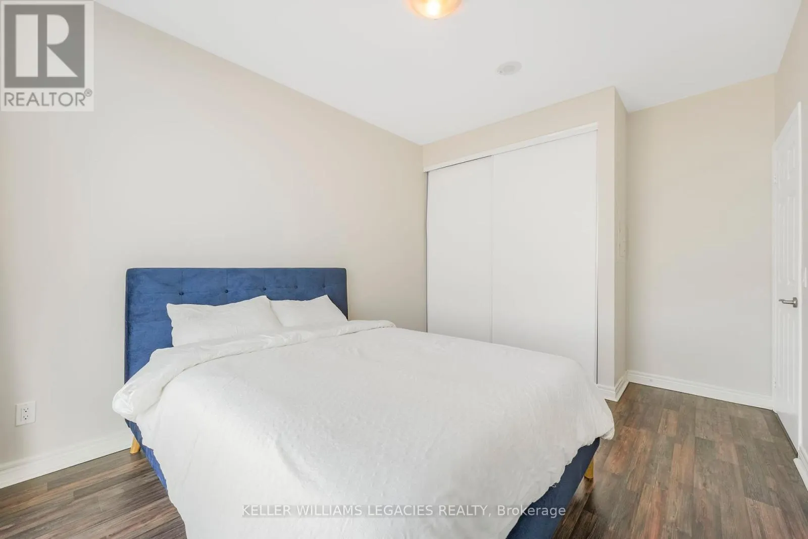 PH18 - 339 RATHBURN ROAD W